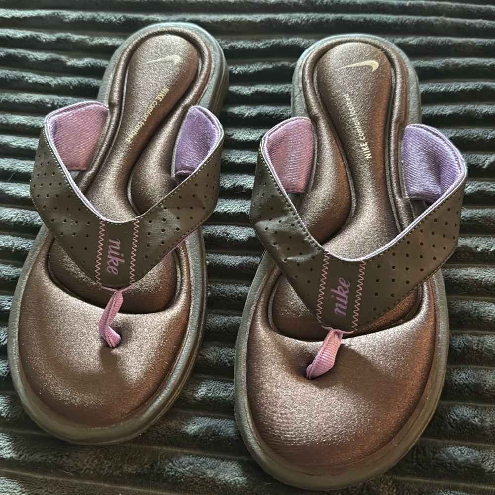 11 Nike Brown & Purple Soft Insole Sandals, Women's Flip Flips. EUC